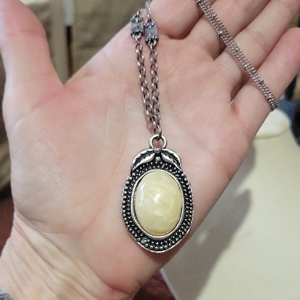 Elegant Silver and Cream Pendant Necklace 32"